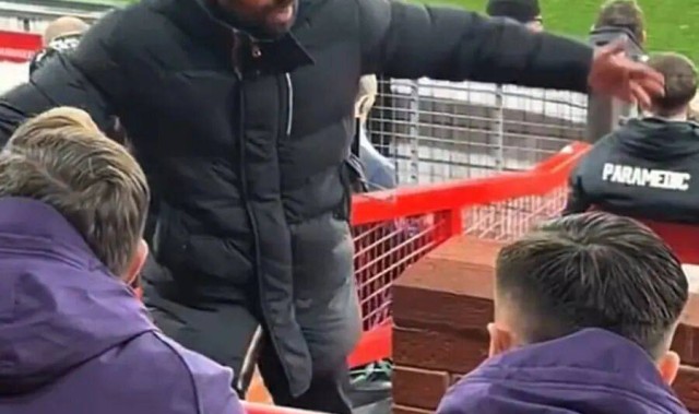 曼联又抓内鬼？阿莫林怒骂约罗防守差，卡塞米罗被换下气得倒穿外套