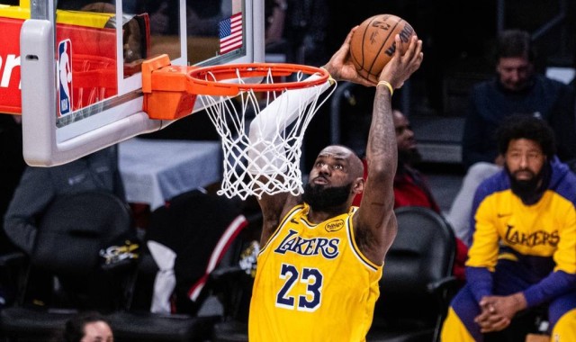 名记：詹姆斯预计不会退役 他将至少再打一个赛季