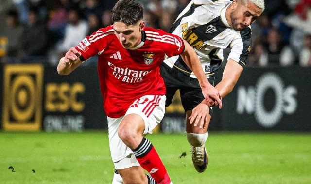 穆里尼奥葡超14场不败！本菲卡读秒2-1绝杀，狂人再现神换人，冲击三冠王