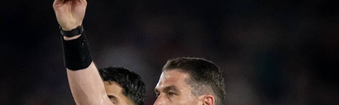 还要买巴斯托尼？近10个赛季欧冠巴萨拿12红 同期最多