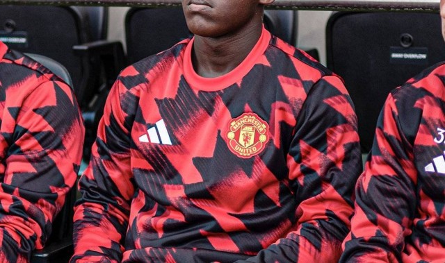 曼联新帝星心生不满，两轮零出场且无缘加薪！暂留队但最早冬窗恐走人
