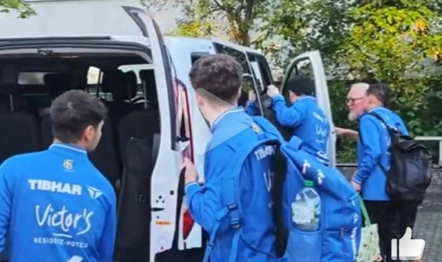 樊振东拿下德甲首场胜利，离场时疑似被车门夹到手，吓坏身旁队友