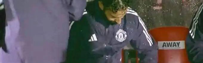 曼联连战三败！阿莫林或考虑辞职，球迷集体呼唤穆帅回归