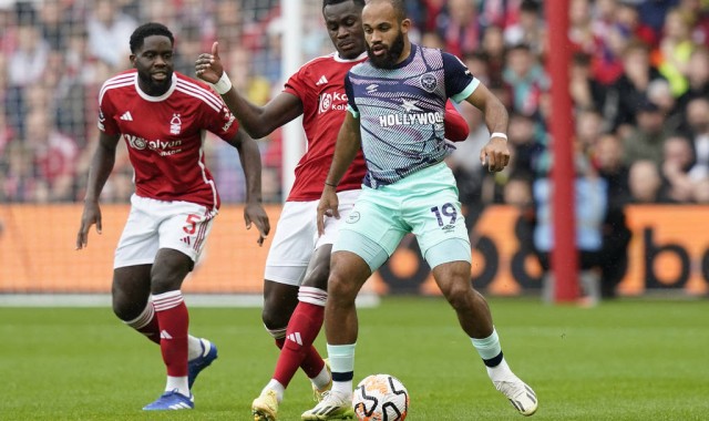 曼联在转会市场上的逆袭：低谷中的巨人依旧闪耀